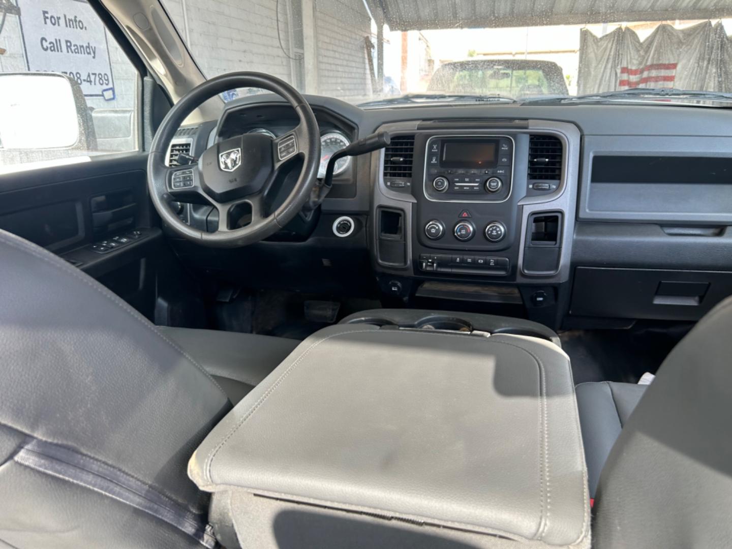 2018 White RAM 2500 (3C6UR5HL2JG) with an 6.7L I6 F OHV 24V engine, Automatic transmission, located at 1687 Business 35 S, New Braunfels, TX, 78130, (830) 625-7159, 29.655487, -98.051491 - Photo#5